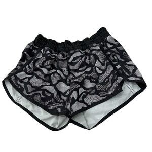 Lululemon Tracker Shorts Patterned, Mini Warp
White/Black Size 4